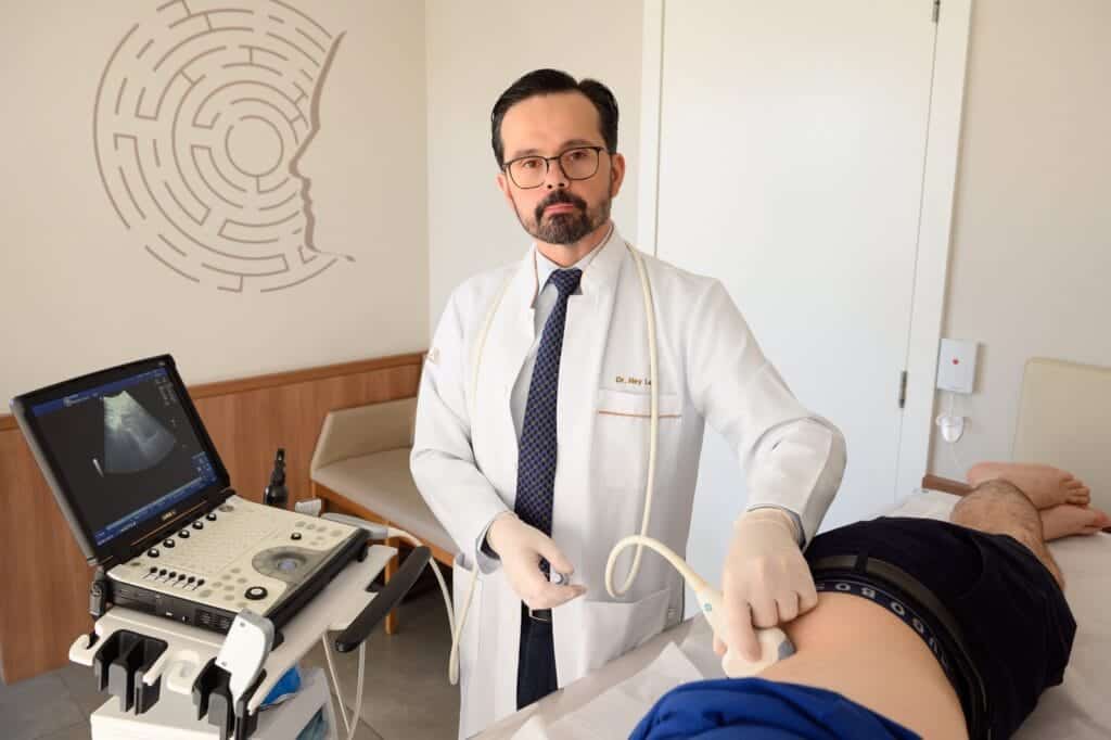 Dr. Ney Leal realizando procedimento guiado por ultrassom